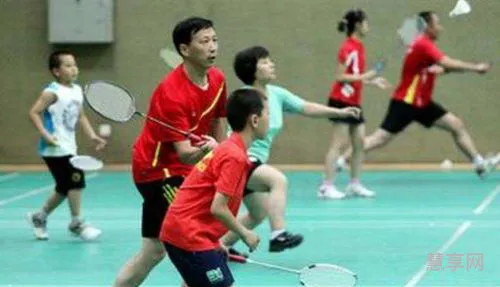 羽毛球用什么羽毛做的(羽毛球材料是啥毛做的)