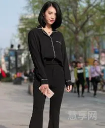 黑色上衣配什么颜色的裤子(黑色与什么颜色搭配好看)