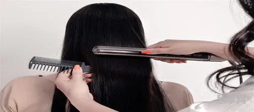 梦见给别人剪头发(女人梦见帮别人剪头发是怎么回事)