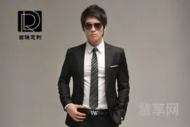 黑色小西装搭配(黑色的小西装怎么搭配什么裤子好看)