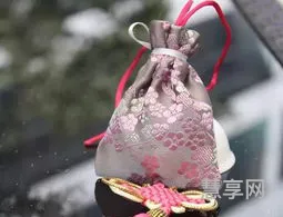 端午节戴五彩绳的意义(端午节五彩绳不扔行吗)