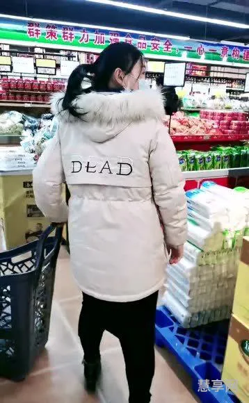 衣服后面印着dead(衣服上deadinside什么意思)