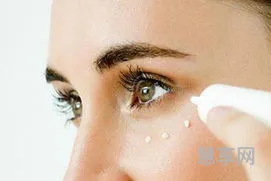 怎样正确使用眼霜(眼霜的正确使用方法步骤)