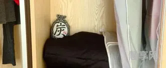 放在阴凉处慢慢晾干的衣服(寒冷的冬天,刚洗过的衣服晾在室外)