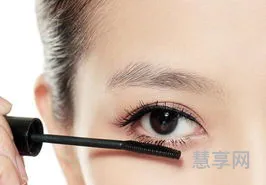 睫毛膏怎么卸妆(自己卸睫毛膏的正确方法)