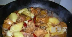 正宗大盘鸡的做法步骤(母鸡汤油饼加盟)