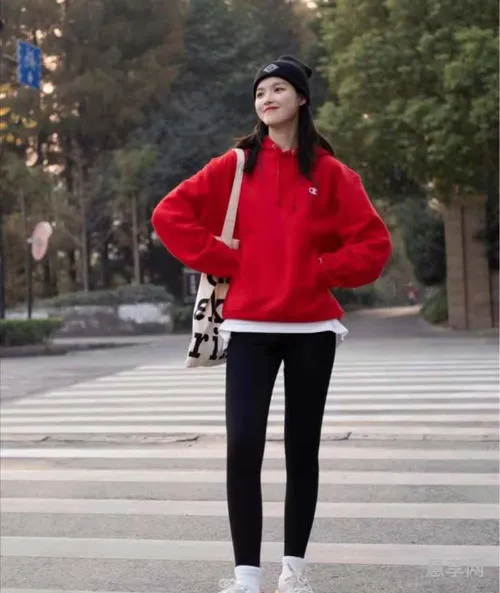 红色卫衣配什么裤子(四季青服装批发市场女装)