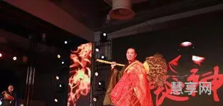 年会适合唱什么歌曲(公司年会正能量的歌曲)