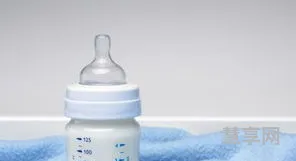 新生儿喝什么奶粉(如何挑选合适的婴幼儿奶粉)