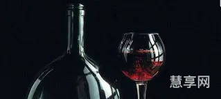 喝葡萄酒摇晃酒杯(红酒倒入醒酒器后用摇吗)