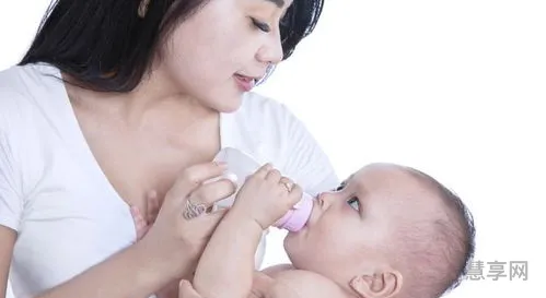 小孩吐奶怎么办(新生儿吐奶处理方法)