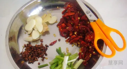 辣子鸡丁的做法(宫保鸡丁的制作步骤)
