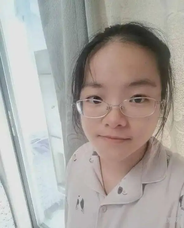 落落大方的反义词(阳光自信的反义词)