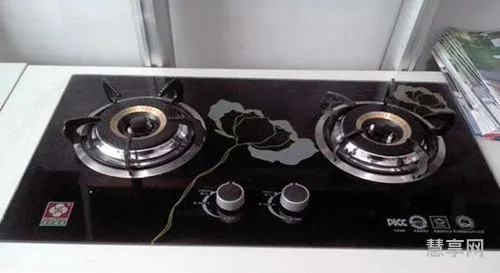 燃气灶打不着火一直哒哒哒(煤气灶哒哒响却打不着)