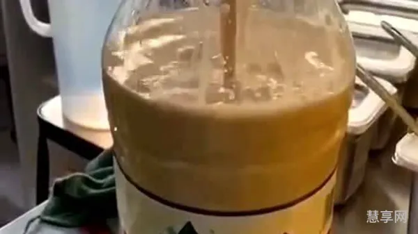 秋天第一杯奶茶52块钱(奶茶多少钱一杯正常)