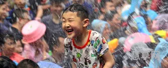 泼水节打一字(泼水节谜底是什么意思)