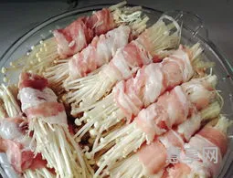 五花肉卷金针菇(锡纸金针菇做法)