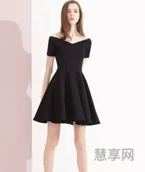 黑色裙子搭配(长款黑色连衣裙穿搭)