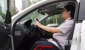 汽车座位调整(座椅调前后位置在哪里)