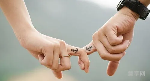 执子之手与子偕老的意思(夫妻相守一生金句)
