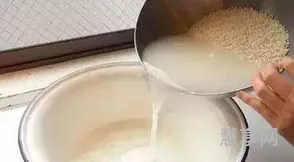 怎么用淘米水洗脸(淘米水祛斑的方法)