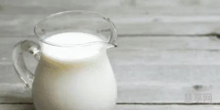喝牛奶美白吗(皮肤怎么才能越来越白)