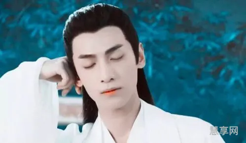 天下谁人配白衣出原句(三尺青锋怀天下,一骑白马开吴疆)