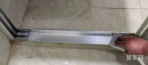 玻璃怎么擦才干净妙招(玻璃咋样才能擦干净)
