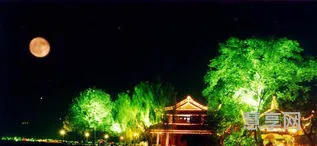 一湖金水欲溶秋的意思(水天一色,杳无际涯的意思)