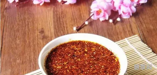 辣椒油怎么做(简单自制辣椒油)