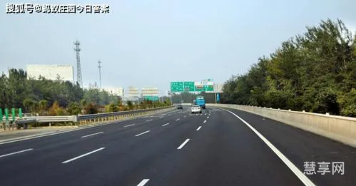 高速公路上的白色平行线(高速公路上两条白色虚线是什么)