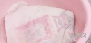 白衣服染上别的色用啥洗掉(白衣服染色了用什么能洗掉)