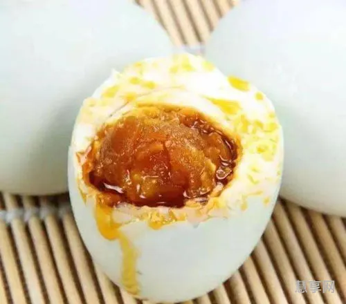 鸭蛋的腌制方法(怎样腌鸭蛋流油好吃)