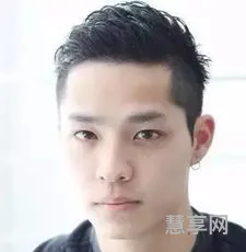 男生圆脸发型设计(圆脸发型男最流行)