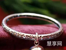 玉镯戴哪只手(玉镯和银镯能一起戴吗)