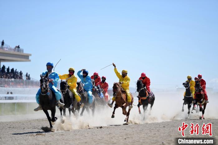 甘肃玛曲第十五届格萨尔赛马会开幕 38支队伍角