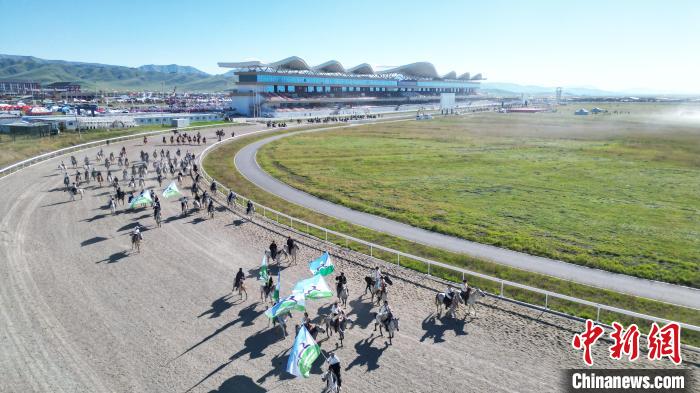 甘肃玛曲第十五届格萨尔赛马会开幕 38支队伍角