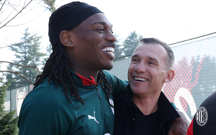 米兰传奇甫琴科现身训练场 助力球队备战意甲联