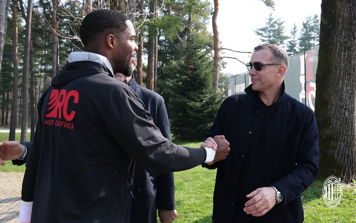 米兰传奇甫琴科现身训练场 助力球队备战意甲联