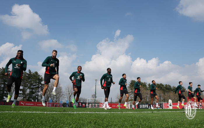 米兰传奇甫琴科现身训练场 助力球队备战意甲联