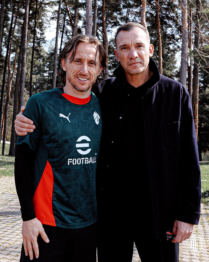 米兰传奇甫琴科现身训练场 助力球队备战意甲联