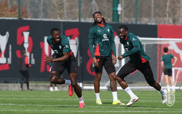 米兰传奇甫琴科现身训练场 助力球队备战意甲联