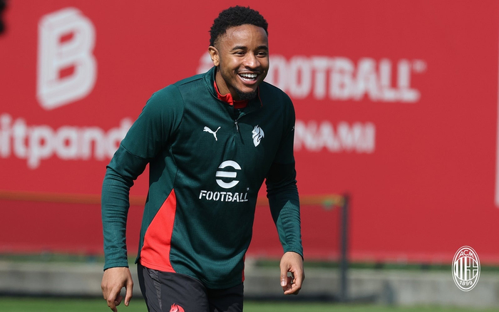 米兰传奇甫琴科现身训练场 助力球队备战意甲联