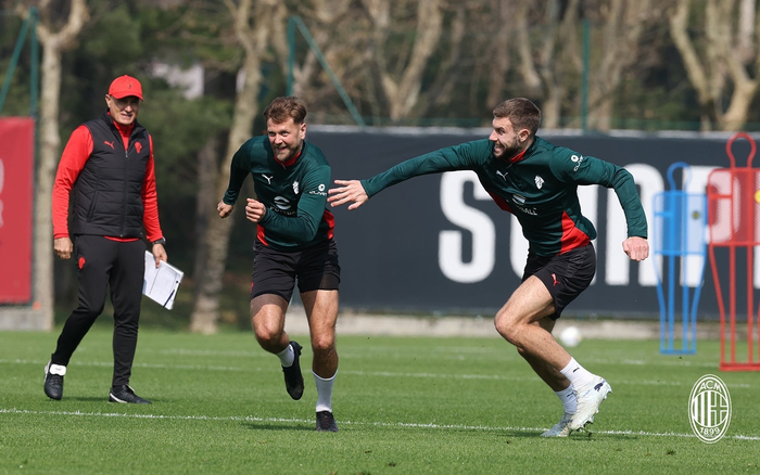 米兰传奇甫琴科现身训练场 助力球队备战意甲联