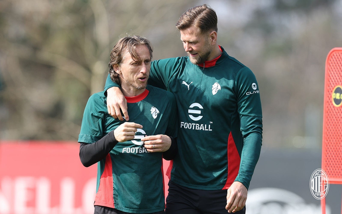 米兰传奇甫琴科现身训练场 助力球队备战意甲联