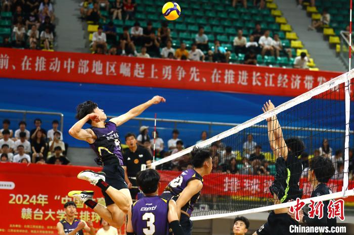 赣台大学生排球交流赛在南昌开赛 两岸青年以球