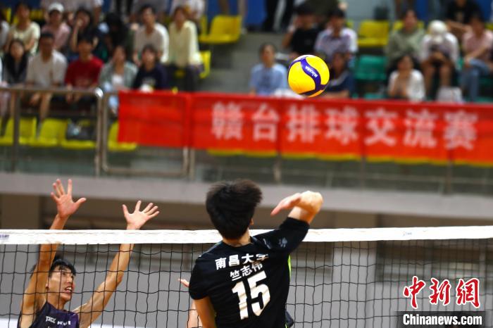 赣台大学生排球交流赛在南昌开赛 两岸青年以球