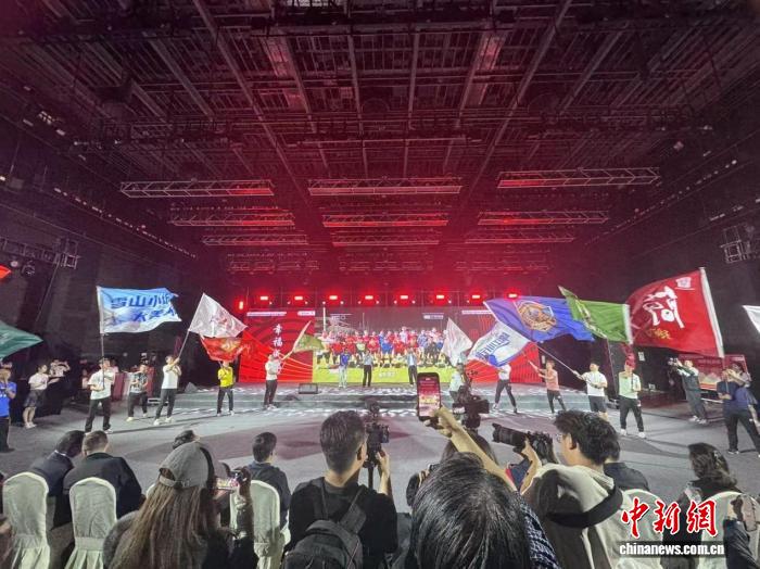 成都蓉超联赛启动 全城草根球队角逐票根经济