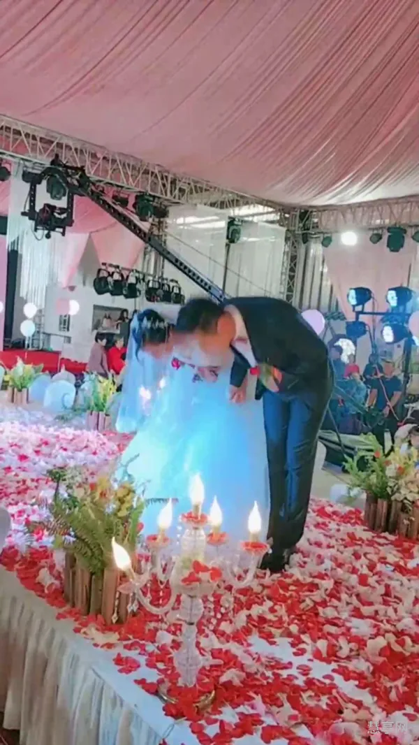 婚礼现场布置(小型婚宴厅效果图)